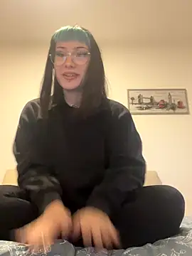 Snapshot of kiraquiin chatting on 12/17/25, 03:07 kiraquiin online show from 12/17/25, 03:07