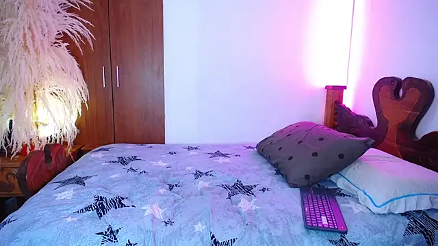 mishelolaya  online show from 12/14/25, 11:20