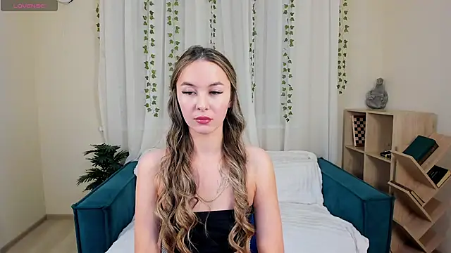 Snapshot of LunaCurly_ chatting on 12/17/25, 11:49 LunaCurly online show from 12/17/25, 11:49