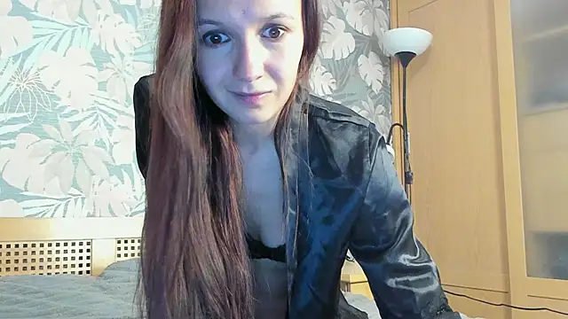 Snapshot of OliviaMuur chatting on 12/15/25, 05:28 OliviaMuur online show from 12/15/25, 05:28