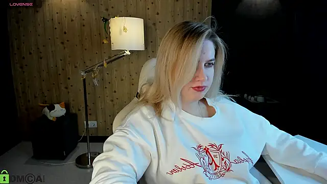 Snapshot of LunasShine chatting on 12/16/25, 04:17 LunasShine online show from 12/16/25, 04:17