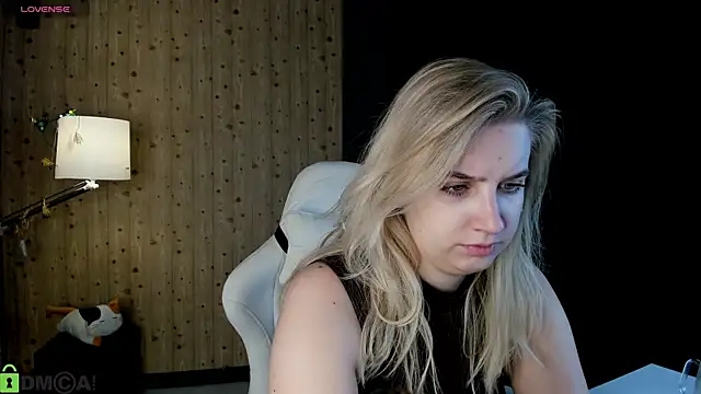 Snapshot of LunasShine chatting on 12/17/25, 04:07 LunasShine online show from 12/17/25, 04:07