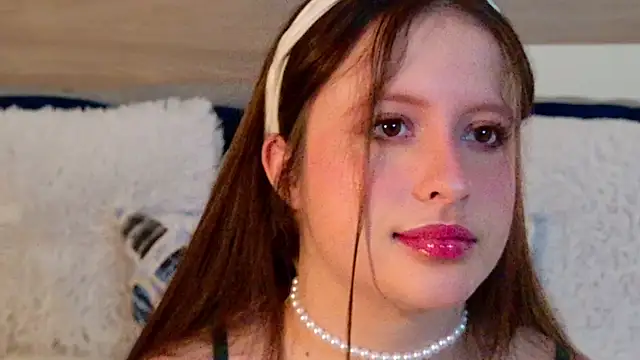 Snapshot of BellaFlecher chatting on 12/17/25, 12:22 BellaFlecher online show from 12/17/25, 12:22