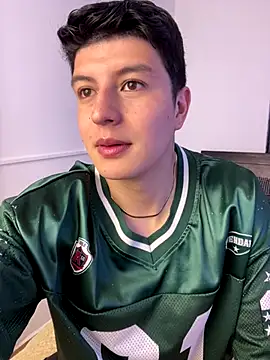 Snapshot of Goldenknight33 chatting on 12/14/25, 12:32 Goldenknight33 online show from 12/14/25, 12:32