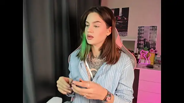 Snapshot of NikkieKitty chatting on 12/16/25, 11:59 NikkieKitty online show from 12/16/25, 11:59