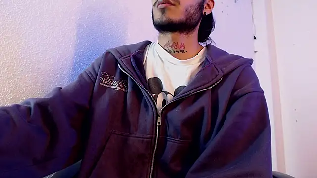 Snapshot of kingdani_hot chatting on 12/19/25, 02:51 kingdani hot online show from 12/19/25, 02:51