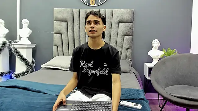 Snapshot of kevin__warhol chatting on 12/18/25, 03:56 kevin warhol online show from 12/18/25, 03:56