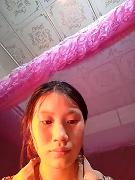 Snapshot of Lomay69 chatting on 12/17/25, 10:43 Lomay69 online show from 12/17/25, 10:43