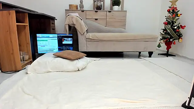 Snapshot of classy_medea chatting on 12/17/25, 01:33 classy medea online show from 12/17/25, 01:33