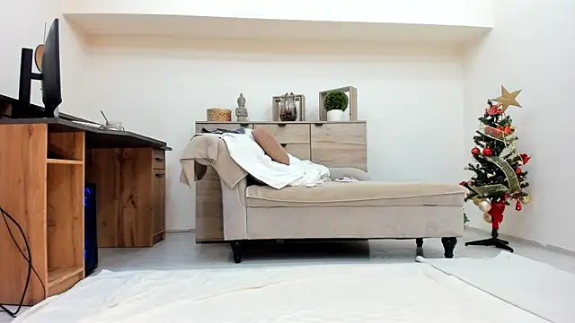 Snapshot of classy_medea chatting on 12/18/25, 01:55 classy medea online show from 12/18/25, 01:55