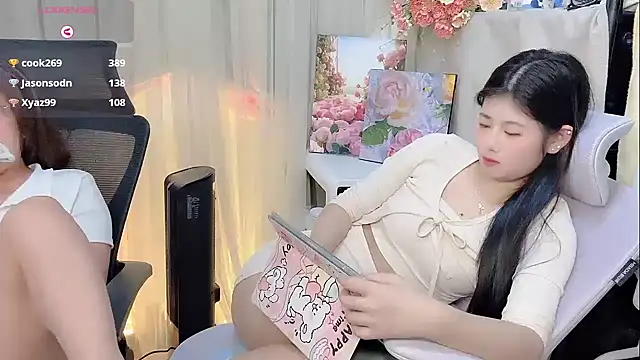 Snapshot of Yvonne-07 chatting on 12/17/25, 12:49 Yvonne-07 online show from 12/17/25, 12:49