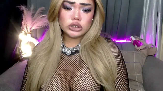 Snapshot of AlwaysHornyMia chatting on 12/17/25, 01:22 AlwaysHornyMia online show from 12/17/25, 01:22