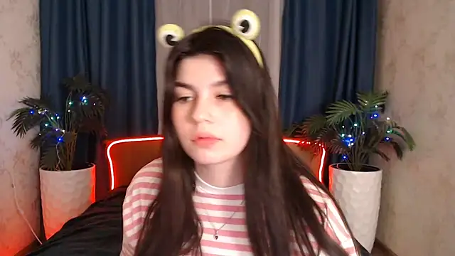 KisaModel online show from 12/15/25, 10:19