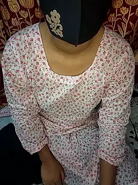 Snapshot of mira_queen1 chatting on 12/20/25, 04:14 mira queen1 online show from 12/20/25, 04:14