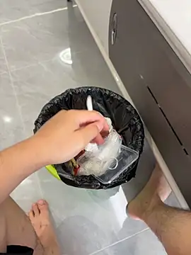 qwe522522 online show from 04/12/26, 06:07