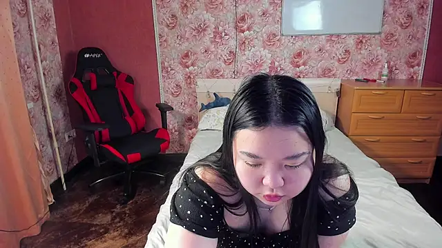 Snapshot of hungrybunny333 chatting on 12/17/25, 10:10 hungrybunny333 online show from 12/17/25, 10:10