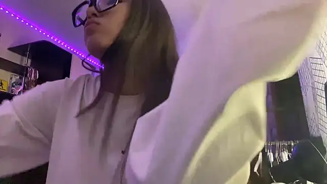 Snapshot of Ronnni_Schmidt chatting on 12/18/25, 11:16 Ronnni Schmidt online show from 12/18/25, 11:16