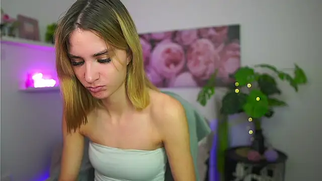 Snapshot of _Bella_Young chatting on 12/18/25, 02:23 Bella Young online show from 12/18/25, 02:23