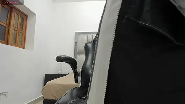 Snapshot of khris__evans chatting on 04/15/26, 11:17 khris evans online show from 04/15/26, 11:17