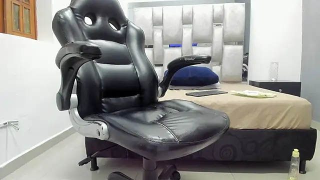 Snapshot of khris__evans chatting on 04/16/26, 11:33 khris evans online show from 04/16/26, 11:33