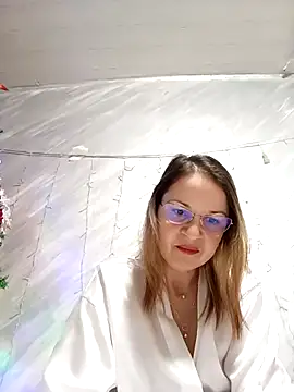 Snapshot of NikkyNatural chatting on 12/17/25, 05:41 NikkyNatural online show from 12/17/25, 05:41