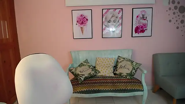 Snapshot of lil_vany chatting on 12/15/25, 12:31 lil vany online show from 12/15/25, 12:31