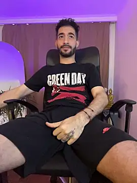 Snapshot of _YOURHERO chatting on 02/22/26, 05:44 YOURHERO online show from 02/22/26, 05:44