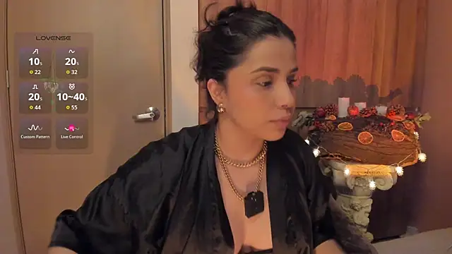 Snapshot of mslalune chatting on 12/16/25, 12:21 mslalune online show from 12/16/25, 12:21