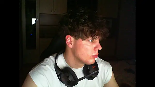 Snapshot of GymGuy0505 chatting on 12/14/25, 09:52 GymGuy0505 online show from 12/14/25, 09:52