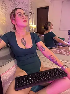 Annyhathatway online show from 04/01/26, 08:39