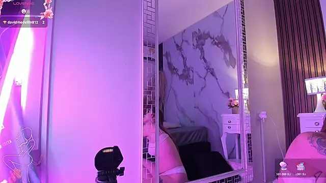 Annyhathatway online show from 04/13/26, 09:20