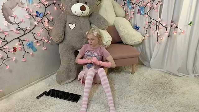 ViollaBloom online show from 12/22/25, 02:41