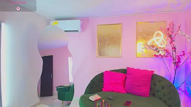 Snapshot of bella_moonlight_cr chatting on 01/07/26, 03:31 bella moonlight cr online show from 01/07/26, 03:31