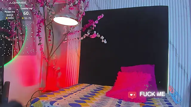 Snapshot of bella_moonlight_cr chatting on 01/19/26, 04:05 bella moonlight cr online show from 01/19/26, 04:05