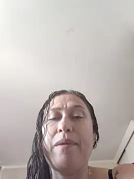 Snapshot of Yarafox01 chatting on 12/17/25, 06:47 Yarafox01 online show from 12/17/25, 06:47