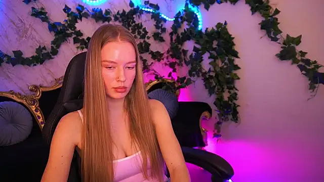 Snapshot of MollyyMayy chatting on 12/15/25, 05:06 MollyyMayy online show from 12/15/25, 05:06