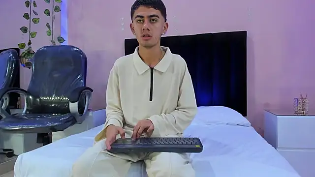 Logan Wolf  online show from 12/22/25, 07:22