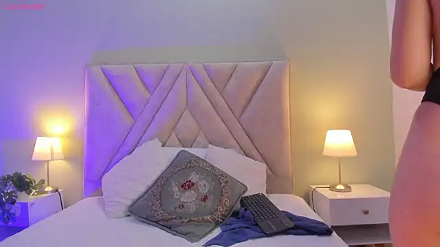 Amelia Saenz  online show from 04/16/26, 07:14