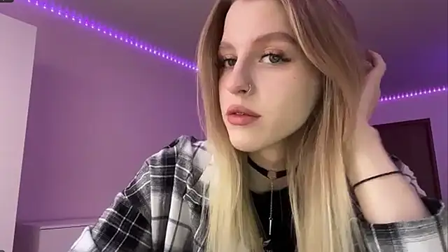 Snapshot of AzoticBasics chatting on 12/15/25, 12:20 AzoticBasics online show from 12/15/25, 12:20