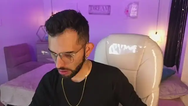 Snapshot of annie_and_ryan chatting on 12/18/25, 04:18 annie and ryan online show from 12/18/25, 04:18