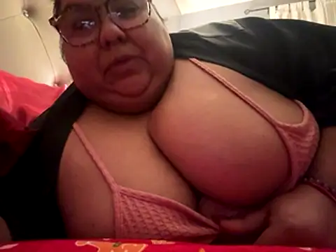 Snapshot of Sexybbwqueen chatting on 12/18/25, 10:32 Sexybbwqueen online show from 12/18/25, 10:32