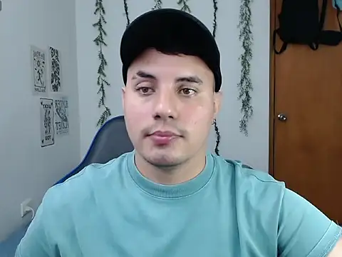 Snapshot of ENZO444_ chatting on 12/19/25, 04:41 ENZO444 online show from 12/19/25, 04:41