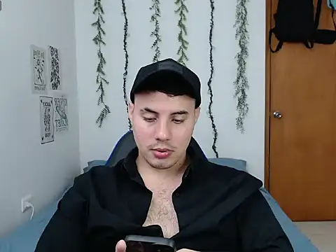 Snapshot of ENZO444_ chatting on 12/20/25, 04:30 ENZO444 online show from 12/20/25, 04:30