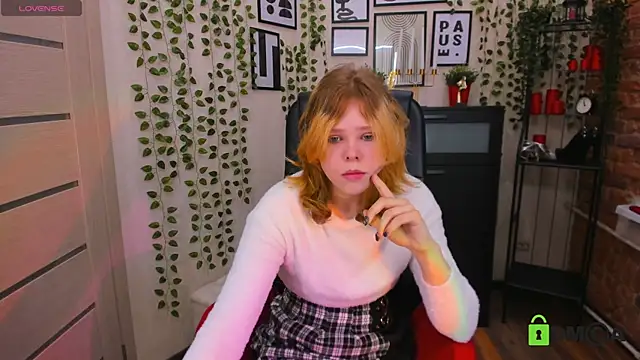 Snapshot of Soft_Flame chatting on 12/17/25, 03:29 Soft Flame online show from 12/17/25, 03:29