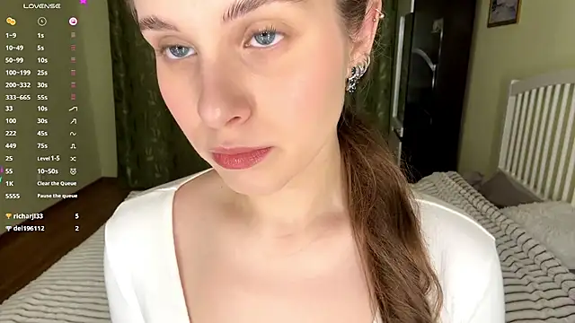 Snapshot of MiaBlanko chatting on 12/17/25, 07:25 MiaBlanko online show from 12/17/25, 07:25