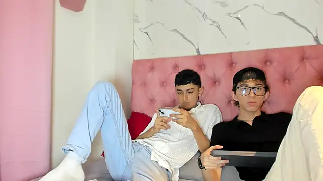 Snapshot of double_temptation2 chatting on 12/13/25, 08:36 double temptation2 online show from 12/13/25, 08:36