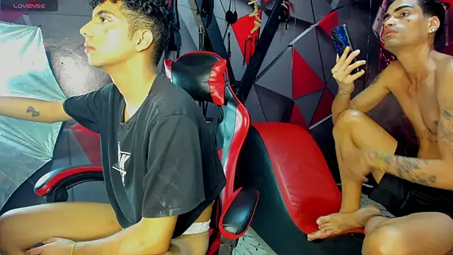 Snapshot of Hot_Boys_Without_Limits chatting on 12/17/25, 04:07 Hot Boys Without Limits online show from 12/17/25, 04:07