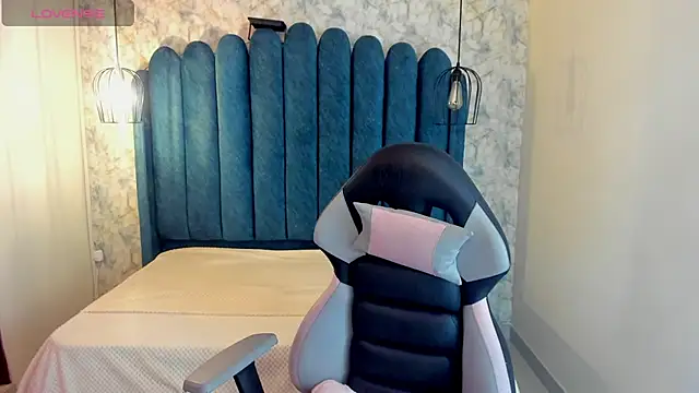 Snapshot of Lovely-martina chatting on 12/16/25, 01:27 Lovely-martina online show from 12/16/25, 01:27