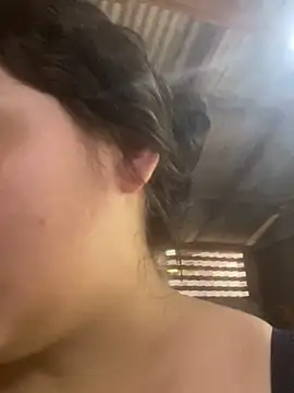 Snapshot of Maduzinha_ofc chatting on 12/16/25, 01:38 Maduzinha ofc online show from 12/16/25, 01:38