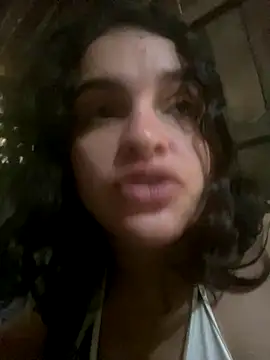 Snapshot of Maduzinha_ofc chatting on 12/18/25, 12:44 Maduzinha ofc online show from 12/18/25, 12:44